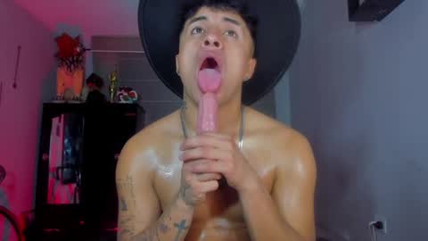 Snapshot of boylatin_777 chatting on 01/21/25, 09:24 miguel  online show from 01/21/25, 09:24