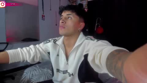Snapshot of boylatin_777 chatting on 02/13/25, 04:00 miguel  online show from 02/13/25, 04:00