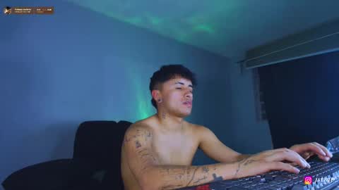 Snapshot of boylatin_777 chatting on 10/31/25, 11:06 miguel  online show from 10/31/25, 11:06