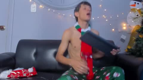 Snapshot of boysweet_boys chatting on 12/24/24, 02:12 Paul and Max online show from 12/24/24, 02:12