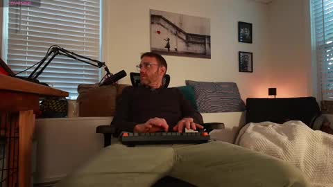 Snapshot of bradbronton chatting on 02/10/25, 08:42 BradBronton online show from 02/10/25, 08:42