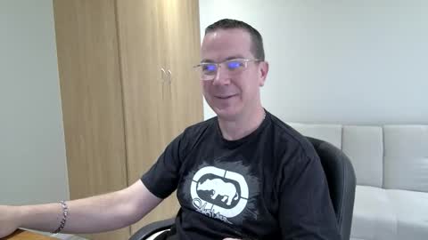 Snapshot of brettdj chatting on 09/19/25, 02:18 Brett online show from 09/19/25, 02:18