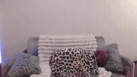 bri_fox online show from 11/17/25, 08:14