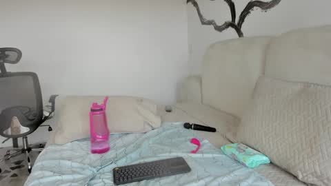 Snapshot of bridgetrodriguez chatting on 01/17/25, 06:23 online show from 01/17/25, 06:23
