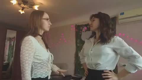 Mia and Maxina online show from 04/17/26, 09:45