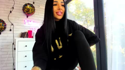 Snapshot of britney_charm chatting on 10/17/25, 06:05 britney_charm online show from 10/17/25, 06:05