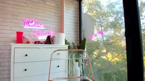 Snapshot of britney_charm chatting on 10/20/25, 06:14 britney_charm online show from 10/20/25, 06:14