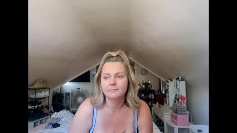 brittanybby23 online show from 09/15/25, 05:02