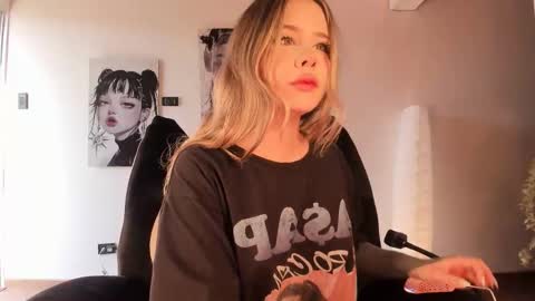 Nat  Independent model  Please help me to reach 200 thumbs up online show from 03/14/26, 08:14