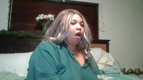 Snapshot of brownsugar0910 chatting on 12/25/24, 12:27 EtherealLilac online show from 12/25/24, 12:27