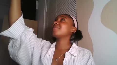 Snapshot of brownsugarcutie3 chatting on 10/27/25, 12:04 Brownsuagrcutie online show from 10/27/25, 12:04