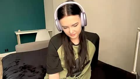 Snapshot of brunaceasor chatting on 05/19/26, 02:23 Luna online show from 05/19/26, 02:23