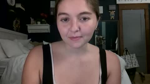 Snapshot of brunettebaby040 chatting on 09/09/25, 02:33 brunettebaby040 online show from 09/09/25, 02:33