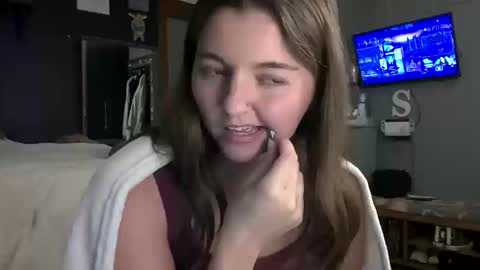 Snapshot of brunettebaby040 chatting on 10/14/25, 10:43 brunettebaby040 online show from 10/14/25, 10:43