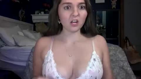 Snapshot of brunettebaby040 chatting on 11/14/25, 12:53 brunettebaby040 online show from 11/14/25, 12:53