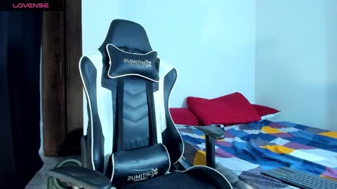 Snapshot of bryan_oficials chatting on 09/19/25, 05:20 bryan_oficials online show from 09/19/25, 05:20