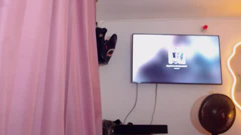 Snapshot of bubblegumm903732 chatting on 04/29/26, 01:43 Valery Restrepo online show from 04/29/26, 01:43