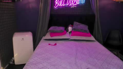Snapshot of bull_vixen2001 chatting on 09/18/25, 12:07 Bunny and The Rock online show from 09/18/25, 12:07