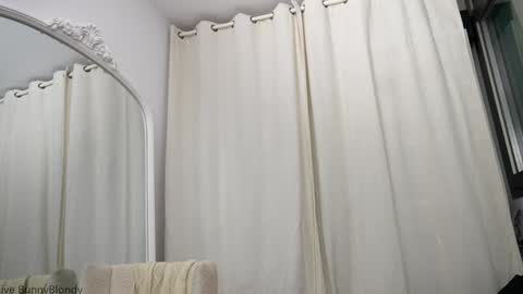 Anaiz   online show from 10/16/25, 08:37