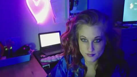 busybee83 online show from 12/19/25, 12:23