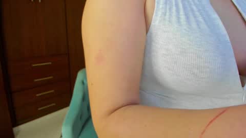 Snapshot of buunnyyhot chatting on 02/16/25, 06:43 Rosse online show from 02/16/25, 06:43