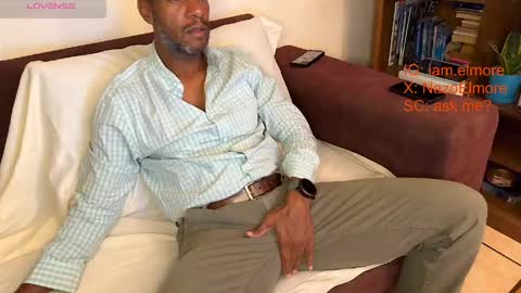 Snapshot of callmeelmore chatting on 04/22/26, 04:48 My name is Robert Dont be shysay hi I love to chat. For requests or dirty talk please use tips online show from 04/22/26, 04:48