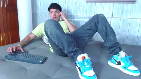 Snapshot of calvin913 chatting on 11/11/25, 10:54 calvin913 online show from 11/11/25, 10:54