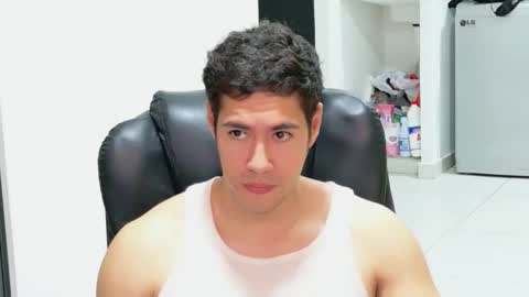 Snapshot of camara110 chatting on 05/27/26, 01:57 camara110 online show from 05/27/26, 01:57