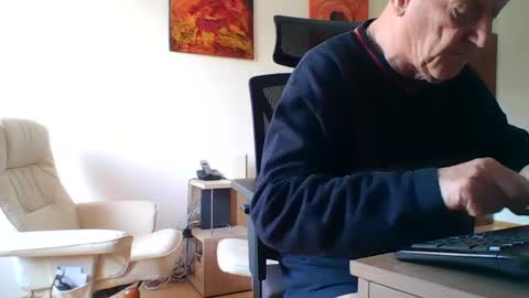 Snapshot of camcologne chatting on 01/10/25, 10:28 camcologne online show from 01/10/25, 10:28