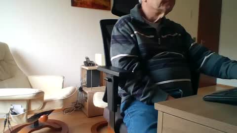 Snapshot of camcologne chatting on 01/22/25, 10:07 camcologne online show from 01/22/25, 10:07