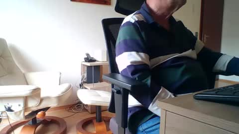 Snapshot of camcologne chatting on 10/14/25, 08:26 camcologne online show from 10/14/25, 08:26