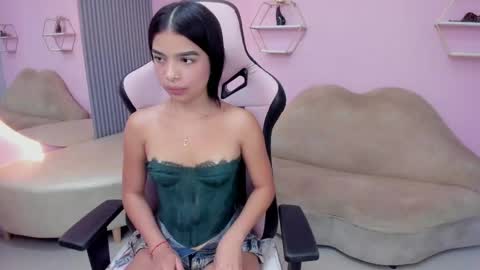 Snapshot of camila_l02 chatting on 04/19/26, 10:14 Camila online show from 04/19/26, 10:14