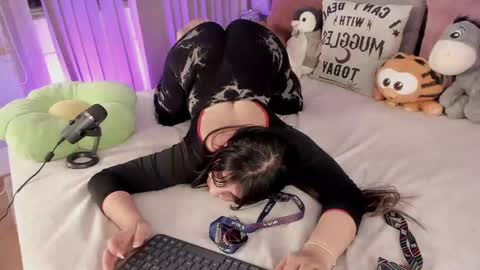 Snapshot of camila_matinez_ chatting on 02/17/25, 11:31 Camila online show from 02/17/25, 11:31