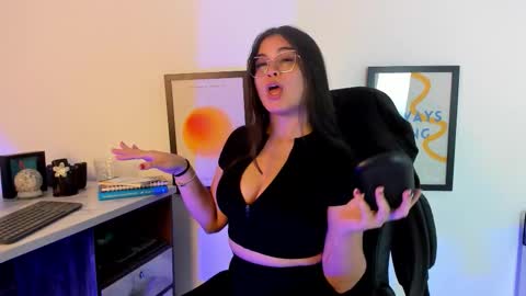 Snapshot of camilasofiia chatting on 10/28/25, 06:32 Camila online show from 10/28/25, 06:32