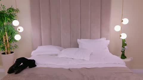 Camilla online show from 01/15/25, 09:56