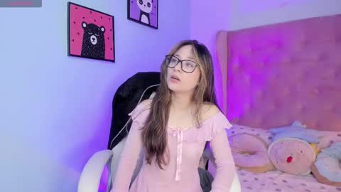 Snapshot of camille_eyes chatting on 09/30/25, 12:32 camille online show from 09/30/25, 12:32