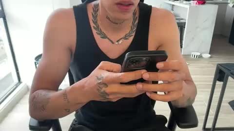 Snapshot of camilo__ chatting on 05/25/26, 04:57 camilo online show from 05/25/26, 04:57