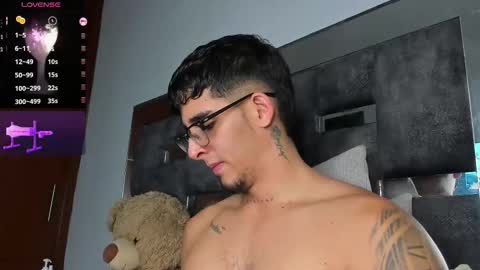   INDEPENDENT MODEL online show from 10/31/25, 06:03