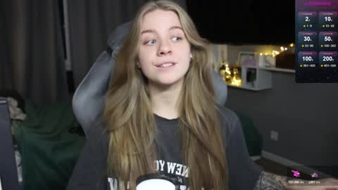 Snapshot of candy_meggie chatting on 12/17/24, 04:53 Megan online show from 12/17/24, 04:53