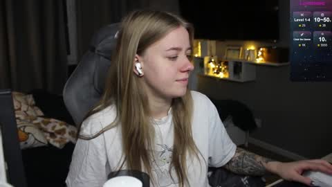 Snapshot of candy_meggie chatting on 01/02/25, 02:24 Megan online show from 01/02/25, 02:24