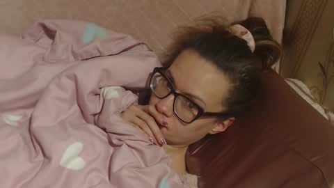 say meow and send tip  online show from 12/17/25, 03:23