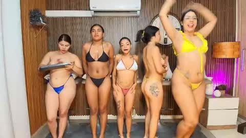 Snapshot of canelasquirtxxx chatting on 02/02/26, 11:14 Sara online show from 02/02/26, 11:14