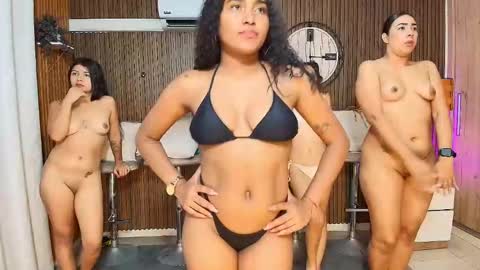 Snapshot of canelasquirtxxx chatting on 02/25/26, 11:36 Sara online show from 02/25/26, 11:36