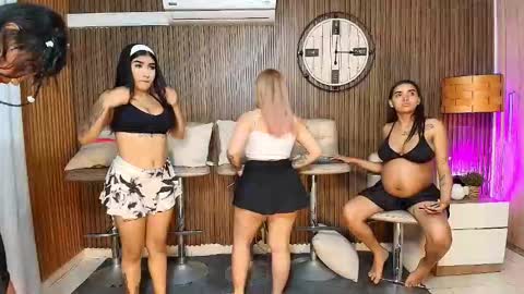 Snapshot of canelasquirtxxx chatting on 02/28/26, 12:06 Sara online show from 02/28/26, 12:06