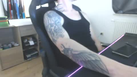 Snapshot of capoo89 chatting on 12/02/24, 05:37 Chriz online show from 12/02/24, 05:37