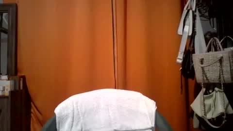 Snapshot of caramelchoc81 chatting on 06/09/26, 04:40 candylious81 online show from 06/09/26, 04:40