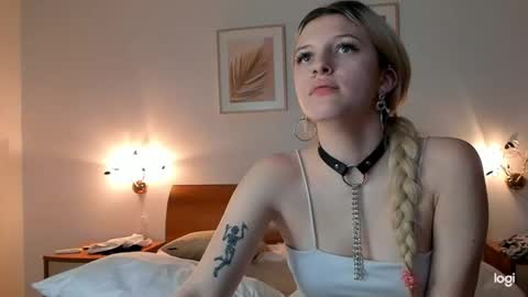 Snapshot of caressyourself chatting on 01/12/25, 05:22 caressyourself online show from 01/12/25, 05:22