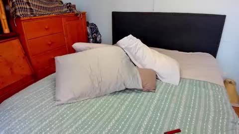 Snapshot of carliescott_meow chatting on 11/16/25, 12:05 Carlie online show from 11/16/25, 12:05