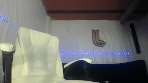 Snapshot of carlo_yates27 chatting on 06/07/26, 10:57 carlo yates thx for help me to reach 100 thumps up online show from 06/07/26, 10:57
