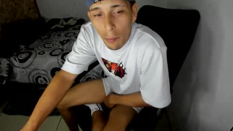 Snapshot of carlossmi01 chatting on 10/13/25, 02:44 carlossmi01 online show from 10/13/25, 02:44